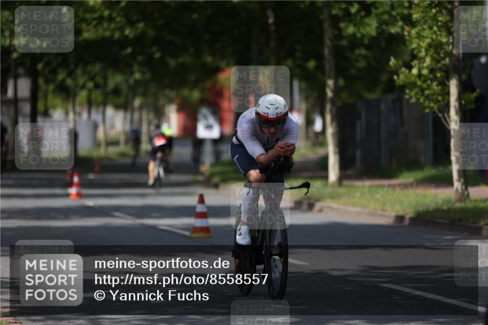 10.08.2025 - GEWOBA Citytriathlon Bremen Yannick Fuchs http://msf.ph/oto/8558557 10.08.2025 12:33:08 Radfahren 554, 604, 626, 664, 708, 715, 738, 824, 836, 859, 1010, 1016 meine-sportfotos.de