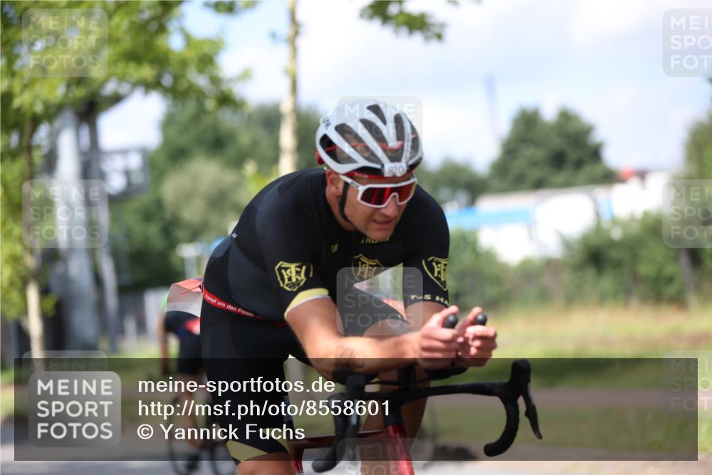 10.08.2025 - GEWOBA Citytriathlon Bremen Yannick Fuchs http://msf.ph/oto/8558601 10.08.2025 12:33:31 Radfahren 820, 859 meine-sportfotos.de