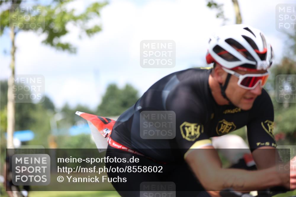 10.08.2025 - GEWOBA Citytriathlon Bremen Yannick Fuchs http://msf.ph/oto/8558602 10.08.2025 12:33:31 Radfahren 820, 859 meine-sportfotos.de