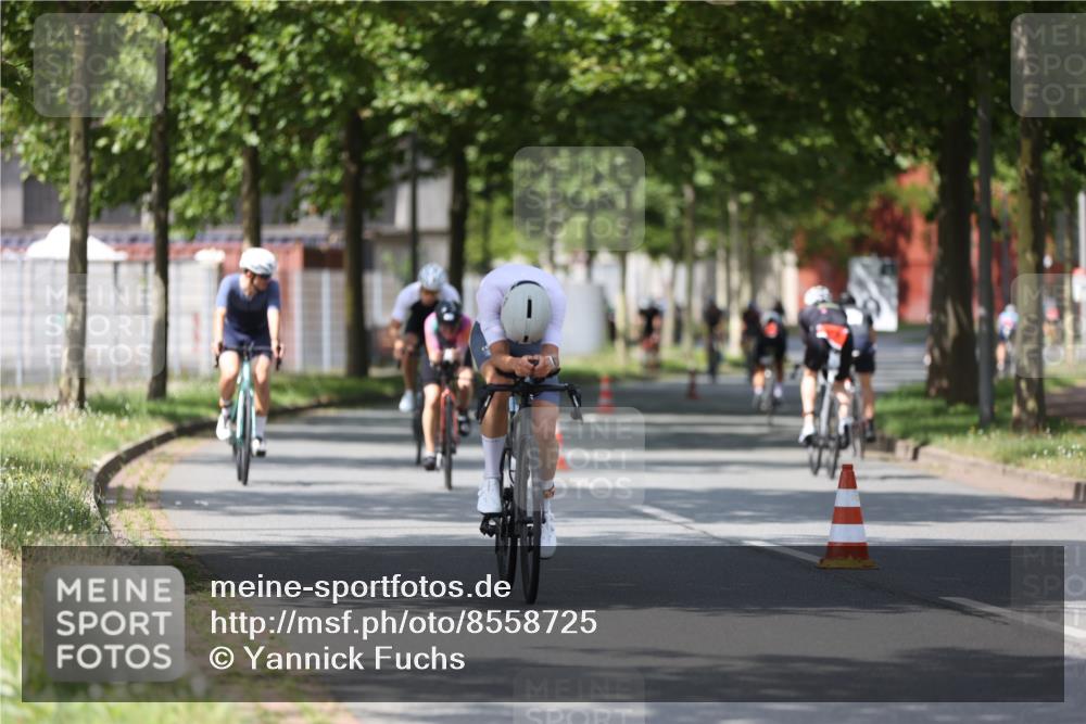10.08.2025 - GEWOBA Citytriathlon Bremen Yannick Fuchs http://msf.ph/oto/8558725 10.08.2025 12:34:33 Radfahren 553, 584, 686, 736, 826, 841, 891, 912, 914, 1027, 1037 meine-sportfotos.de