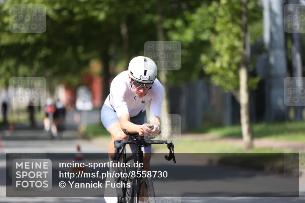 10.08.2025 - GEWOBA Citytriathlon Bremen Yannick Fuchs http://msf.ph/oto/8558730 10.08.2025 12:34:34 Radfahren 553, 584, 591, 686, 736, 826, 841, 891, 912, 914, 1027, 1037 meine-sportfotos.de