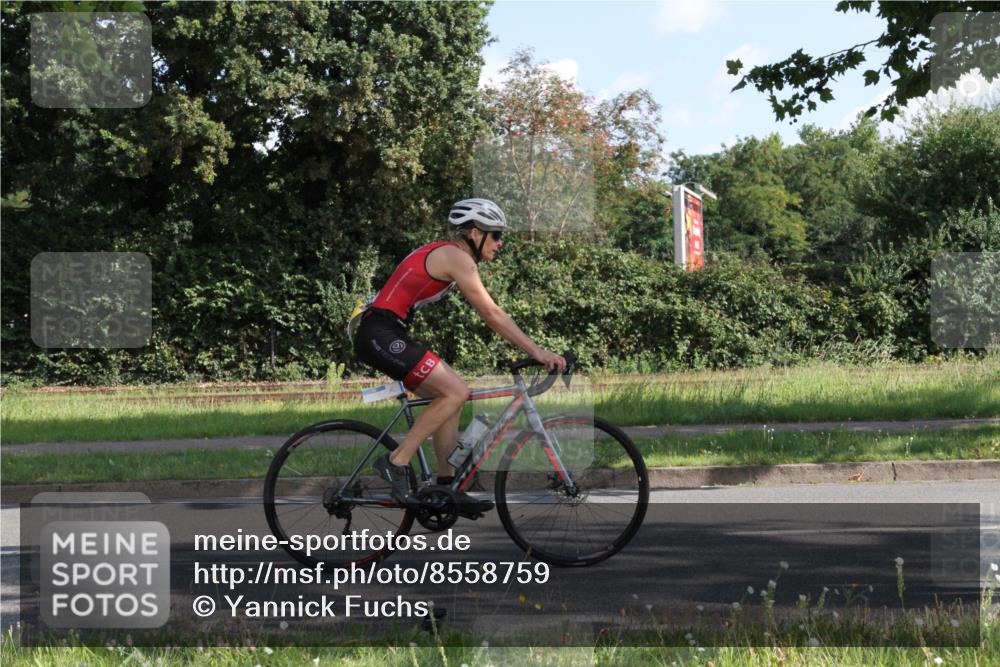 10.08.2025 - GEWOBA Citytriathlon Bremen Yannick Fuchs http://msf.ph/oto/8558759 10.08.2025 10:34:01 Radfahren 81, 97, 151, 161, 239, 245, 394, 400, 409, 419, 427, 451, 491, 512 meine-sportfotos.de
