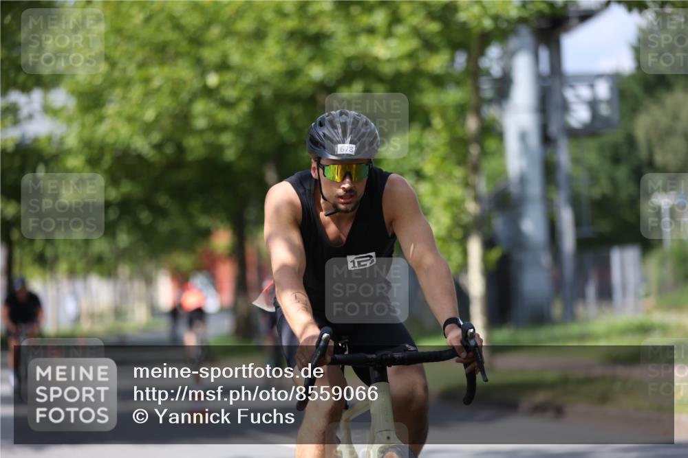 10.08.2025 - GEWOBA Citytriathlon Bremen Yannick Fuchs http://msf.ph/oto/8559066 10.08.2025 12:36:58 Radfahren 631, 678, 701, 734, 739, 982, 1033 meine-sportfotos.de