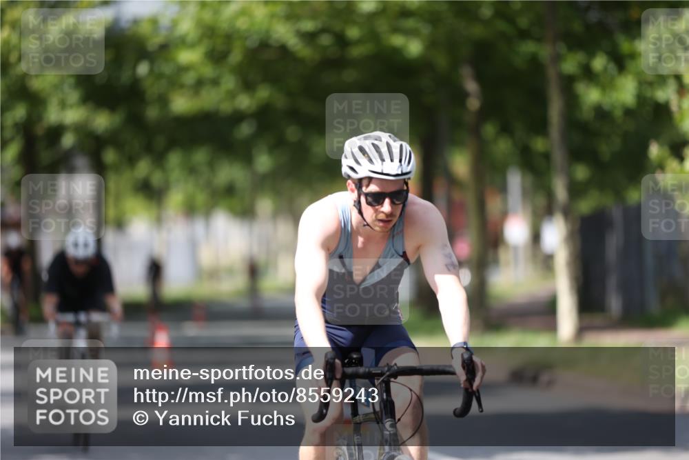 10.08.2025 - GEWOBA Citytriathlon Bremen Yannick Fuchs http://msf.ph/oto/8559243 10.08.2025 12:38:53 Radfahren 555, 658, 662, 720, 740, 762, 772, 797, 892, 940, 969, 978, 1019 meine-sportfotos.de