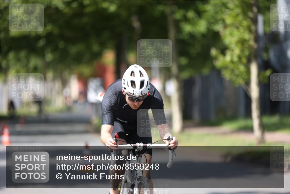 10.08.2025 - GEWOBA Citytriathlon Bremen Yannick Fuchs http://msf.ph/oto/8559248 10.08.2025 12:38:55 Radfahren 555, 658, 720, 740, 762, 772, 797, 892, 940, 969, 978, 1019 meine-sportfotos.de