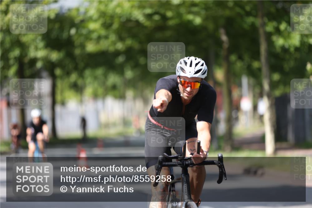 10.08.2025 - GEWOBA Citytriathlon Bremen Yannick Fuchs http://msf.ph/oto/8559258 10.08.2025 12:38:58 Radfahren 555, 658, 720, 740, 762, 892, 900, 940, 969, 978, 1019 meine-sportfotos.de