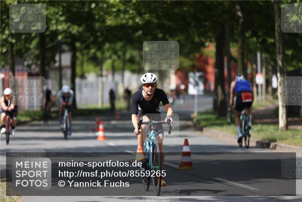 10.08.2025 - GEWOBA Citytriathlon Bremen Yannick Fuchs http://msf.ph/oto/8559265 10.08.2025 12:39:01 Radfahren 555, 658, 696, 720, 762, 892, 900, 940, 969, 978, 1019 meine-sportfotos.de