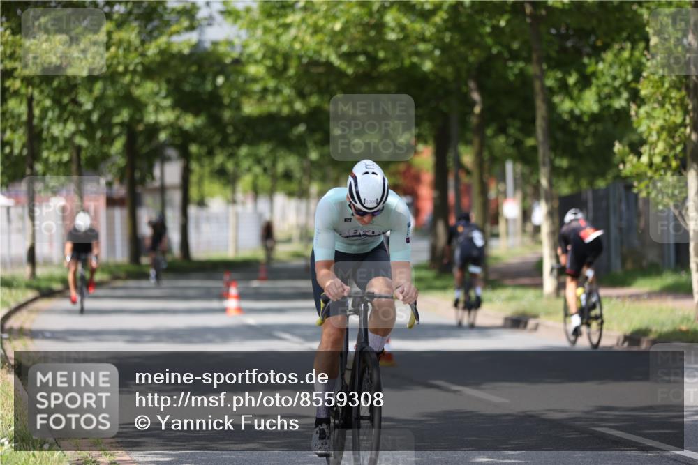 10.08.2025 - GEWOBA Citytriathlon Bremen Yannick Fuchs http://msf.ph/oto/8559308 10.08.2025 12:39:15 Radfahren 658, 696, 709, 729, 758, 869, 900, 969, 1006 meine-sportfotos.de