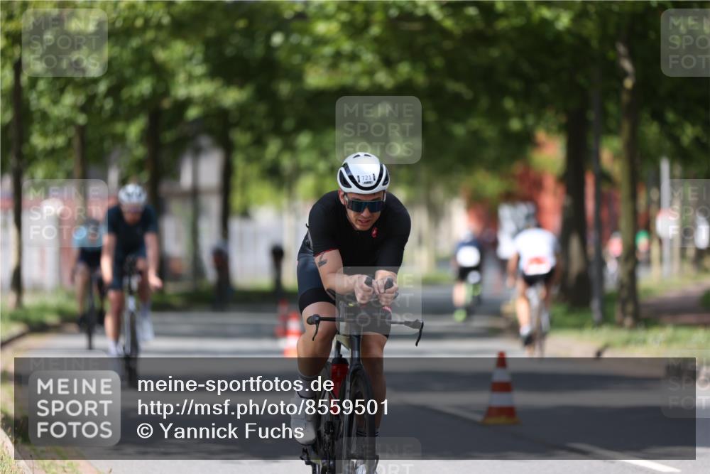 10.08.2025 - GEWOBA Citytriathlon Bremen Yannick Fuchs http://msf.ph/oto/8559501 10.08.2025 12:40:05 Radfahren 559, 596, 602, 690, 706, 721, 779, 831, 880, 883, 890, 896, 1028 meine-sportfotos.de