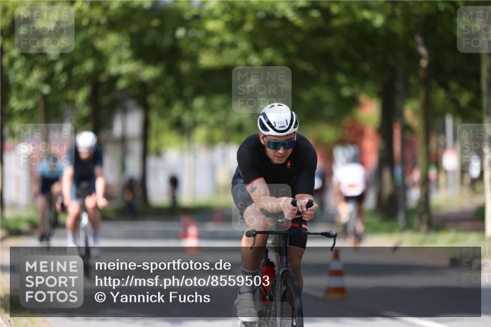10.08.2025 - GEWOBA Citytriathlon Bremen Yannick Fuchs http://msf.ph/oto/8559503 10.08.2025 12:40:05 Radfahren 559, 596, 602, 690, 706, 721, 779, 831, 880, 883, 890, 896, 1028 meine-sportfotos.de