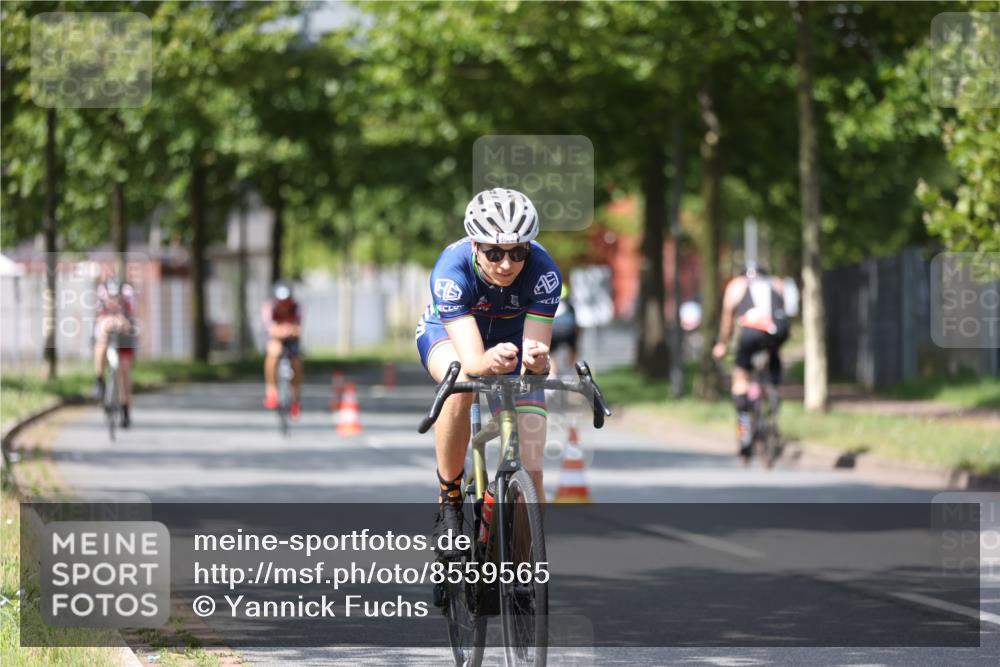 10.08.2025 - GEWOBA Citytriathlon Bremen Yannick Fuchs http://msf.ph/oto/8559565 10.08.2025 12:40:14 Radfahren 559, 581, 596, 602, 690, 706, 721, 779, 815, 831, 880, 883, 890, 896, 899, 949, 975, 1028 meine-sportfotos.de