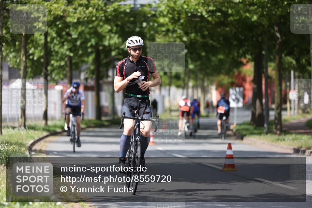 10.08.2025 - GEWOBA Citytriathlon Bremen Yannick Fuchs http://msf.ph/oto/8559720 10.08.2025 12:40:33 Radfahren 581, 597, 672, 723, 737, 829, 848, 870, 879, 899, 910, 921, 949, 975, 1002, 1024 meine-sportfotos.de