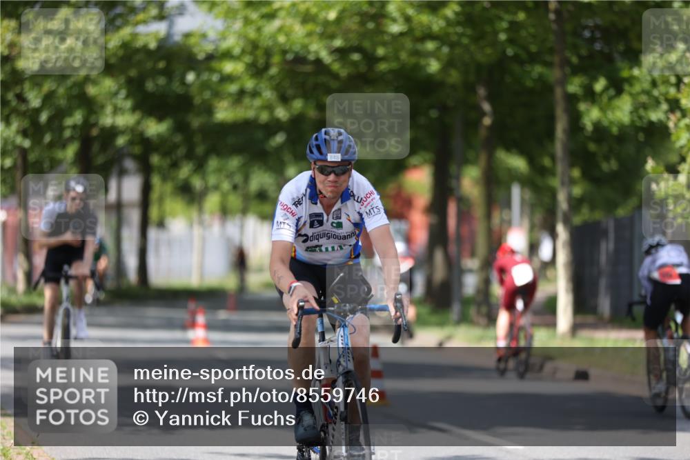 10.08.2025 - GEWOBA Citytriathlon Bremen Yannick Fuchs http://msf.ph/oto/8559746 10.08.2025 12:40:36 Radfahren 581, 597, 606, 672, 723, 737, 829, 848, 870, 879, 910, 921, 949, 975, 1002, 1024 meine-sportfotos.de