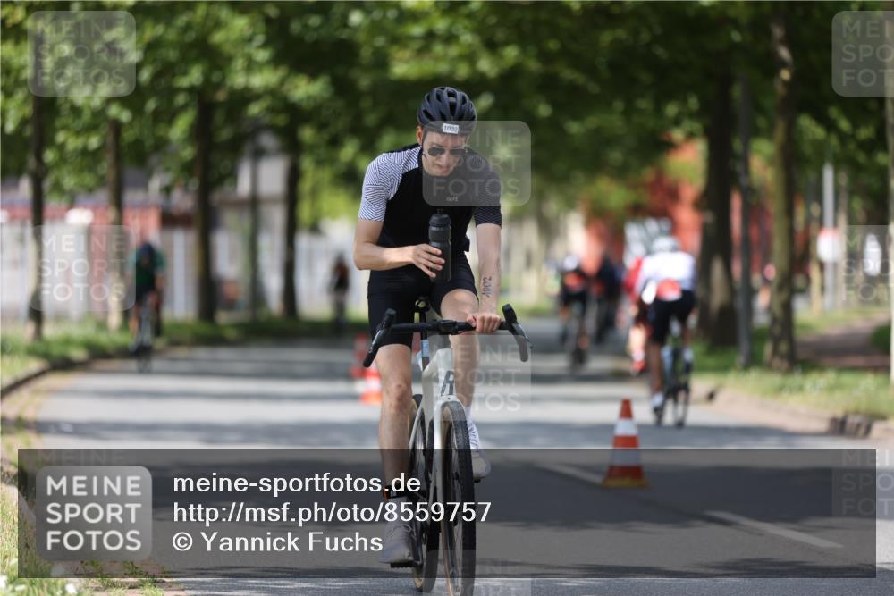 10.08.2025 - GEWOBA Citytriathlon Bremen Yannick Fuchs http://msf.ph/oto/8559757 10.08.2025 12:40:37 Radfahren 581, 597, 606, 672, 723, 737, 802, 829, 848, 870, 879, 910, 921, 949, 975, 1002, 1024 meine-sportfotos.de