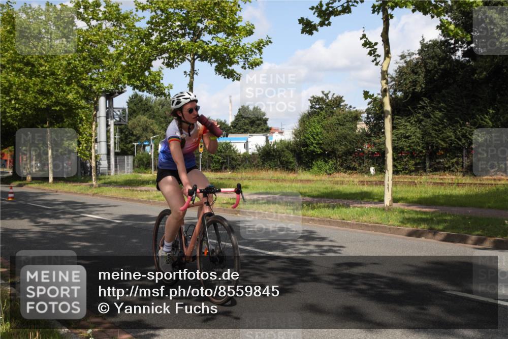 10.08.2025 - GEWOBA Citytriathlon Bremen Yannick Fuchs http://msf.ph/oto/8559845 10.08.2025 11:05:50 Radfahren 179, 217 meine-sportfotos.de