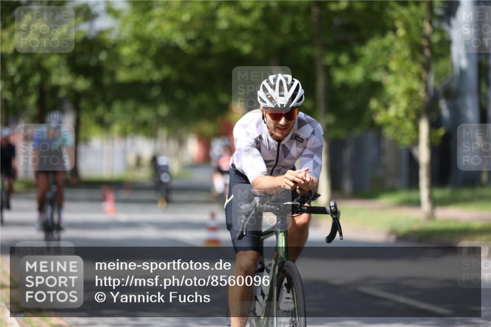 10.08.2025 - GEWOBA Citytriathlon Bremen Yannick Fuchs http://msf.ph/oto/8560096 10.08.2025 12:41:23 Radfahren 568, 609, 619, 705, 730, 755, 830, 849, 862, 934, 1014 meine-sportfotos.de