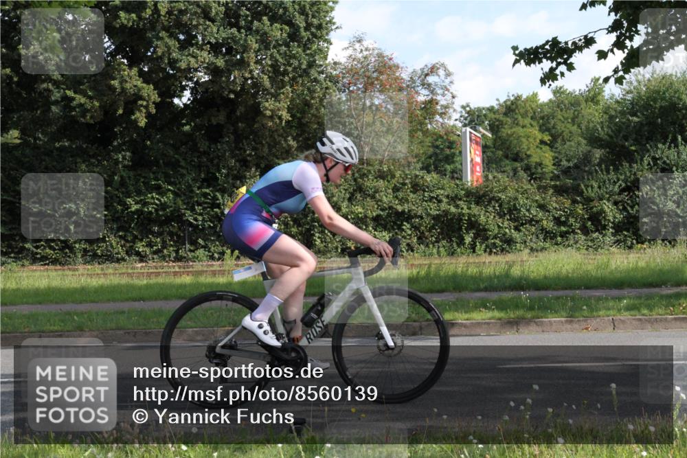 10.08.2025 - GEWOBA Citytriathlon Bremen Yannick Fuchs http://msf.ph/oto/8560139 10.08.2025 10:37:39 Radfahren 33, 49, 75, 123, 219, 375, 455, 474, 485, 501 meine-sportfotos.de