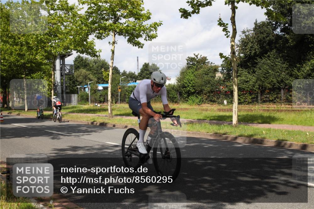10.08.2025 - GEWOBA Citytriathlon Bremen Yannick Fuchs http://msf.ph/oto/8560295 10.08.2025 12:05:47 Radfahren 1027 meine-sportfotos.de