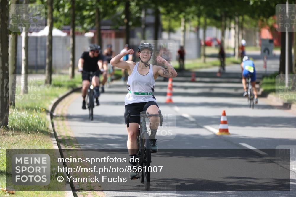 10.08.2025 - GEWOBA Citytriathlon Bremen Yannick Fuchs http://msf.ph/oto/8561007 10.08.2025 14:20:52 Radfahren 11, 19, 56, 61, 69, 73, 110, 142, 145, 157, 191, 216, 229, 266, 272, 281, 312 meine-sportfotos.de
