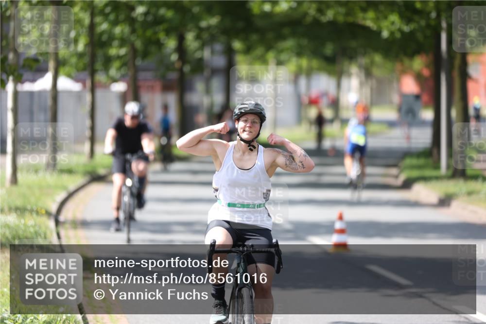 10.08.2025 - GEWOBA Citytriathlon Bremen Yannick Fuchs http://msf.ph/oto/8561016 10.08.2025 14:20:53 Radfahren 11, 19, 56, 61, 73, 110, 142, 145, 157, 191, 216, 229, 266, 272, 281, 312 meine-sportfotos.de