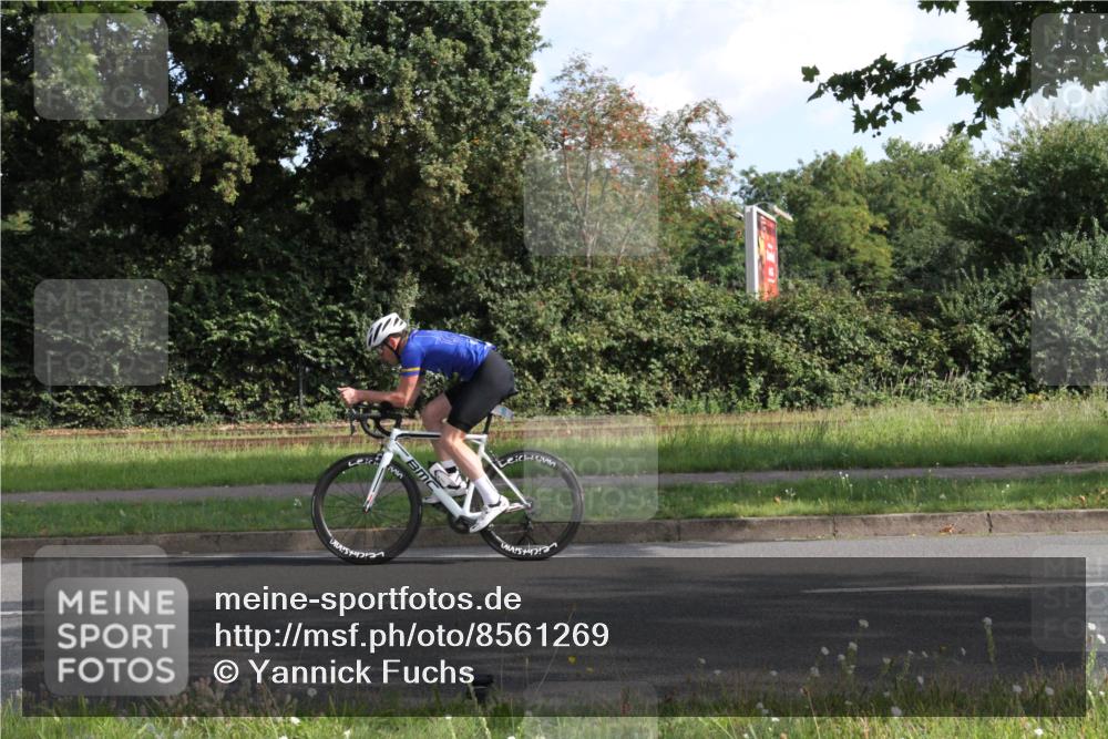 10.08.2025 - GEWOBA Citytriathlon Bremen Yannick Fuchs http://msf.ph/oto/8561269 10.08.2025 10:39:59 Radfahren 55, 57, 61, 77, 79, 91, 143, 227, 398, 496 meine-sportfotos.de