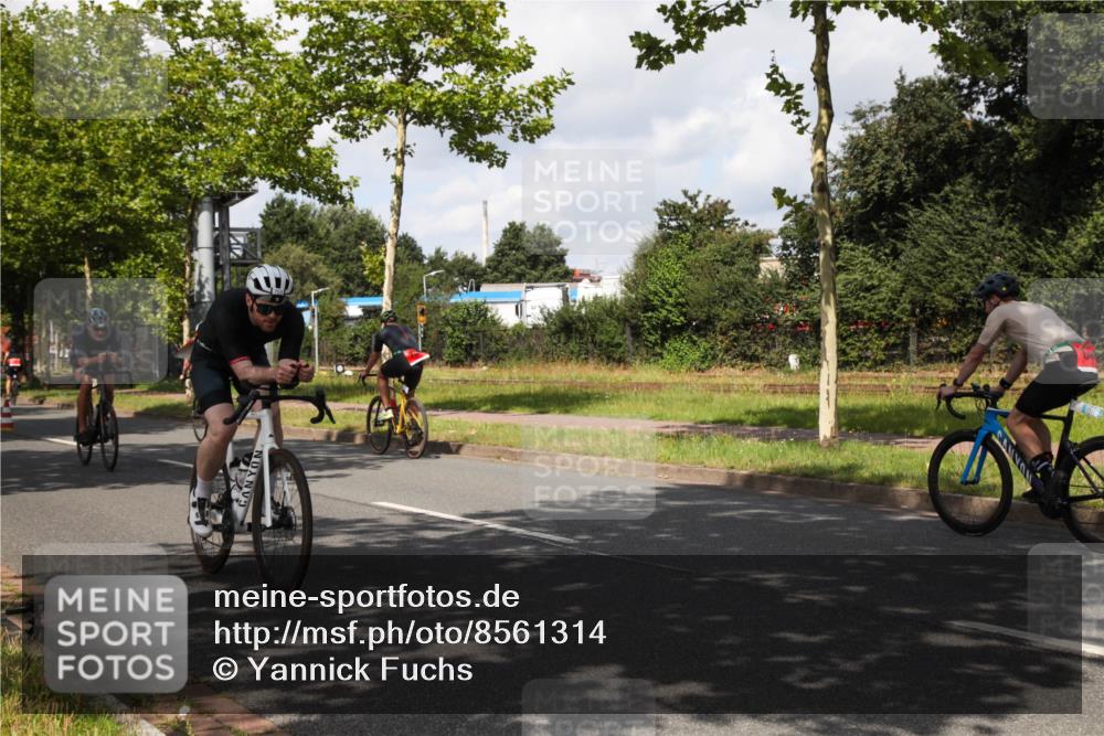 10.08.2025 - GEWOBA Citytriathlon Bremen Yannick Fuchs http://msf.ph/oto/8561314 10.08.2025 12:15:07 Radfahren 551, 564, 627, 753, 826, 852, 857, 876, 897, 947, 959, 1011, 1020 meine-sportfotos.de
