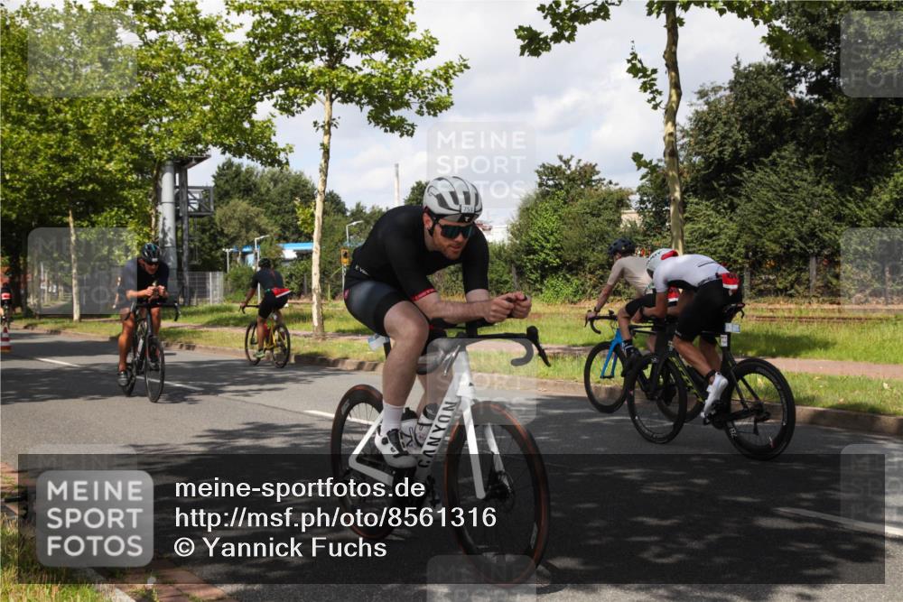 10.08.2025 - GEWOBA Citytriathlon Bremen Yannick Fuchs http://msf.ph/oto/8561316 10.08.2025 12:15:07 Radfahren 551, 564, 627, 753, 826, 852, 857, 876, 897, 947, 959, 1011, 1020 meine-sportfotos.de