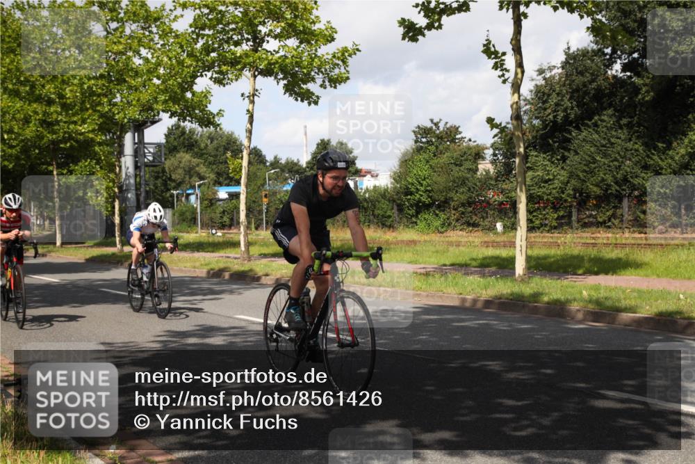 10.08.2025 - GEWOBA Citytriathlon Bremen Yannick Fuchs http://msf.ph/oto/8561426 10.08.2025 12:16:46 Radfahren 567, 742, 768, 783, 822, 843, 902, 915, 1010, 1035, 1039 meine-sportfotos.de
