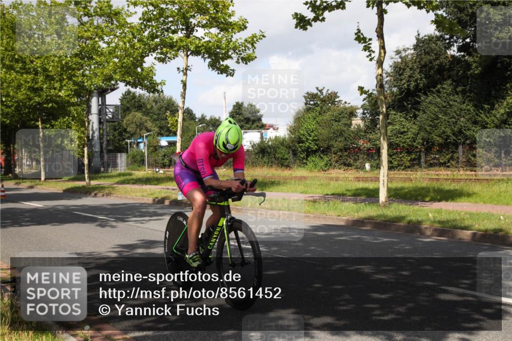 10.08.2025 - GEWOBA Citytriathlon Bremen Yannick Fuchs http://msf.ph/oto/8561452 10.08.2025 12:17:09 Radfahren 877, 956, 1037 meine-sportfotos.de