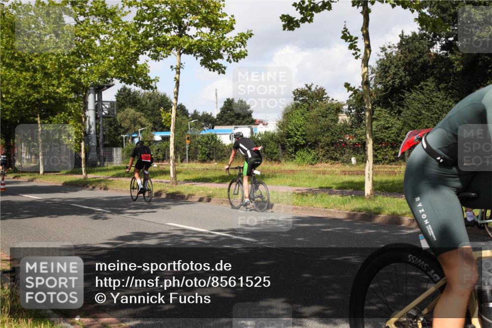 10.08.2025 - GEWOBA Citytriathlon Bremen Yannick Fuchs http://msf.ph/oto/8561525 10.08.2025 12:17:57 Radfahren 553, 560, 566, 741, 765, 794, 833, 867, 933, 966, 977, 1025 meine-sportfotos.de