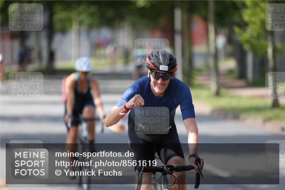 10.08.2025 - GEWOBA Citytriathlon Bremen Yannick Fuchs http://msf.ph/oto/8561619 10.08.2025 14:23:19 Radfahren 99, 154, 163, 200, 209, 213, 222, 225, 249, 250, 251, 317, 423, 431, 478, 480 meine-sportfotos.de