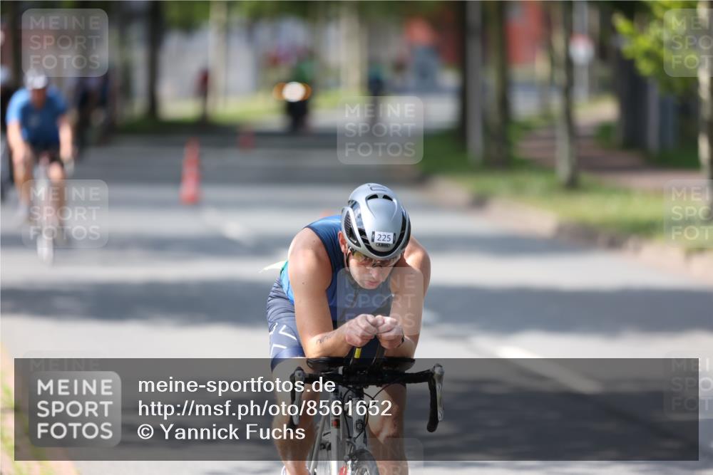 10.08.2025 - GEWOBA Citytriathlon Bremen Yannick Fuchs http://msf.ph/oto/8561652 10.08.2025 14:23:23 Radfahren 99, 154, 200, 209, 213, 222, 225, 250, 251, 317, 423, 431, 478, 480 meine-sportfotos.de