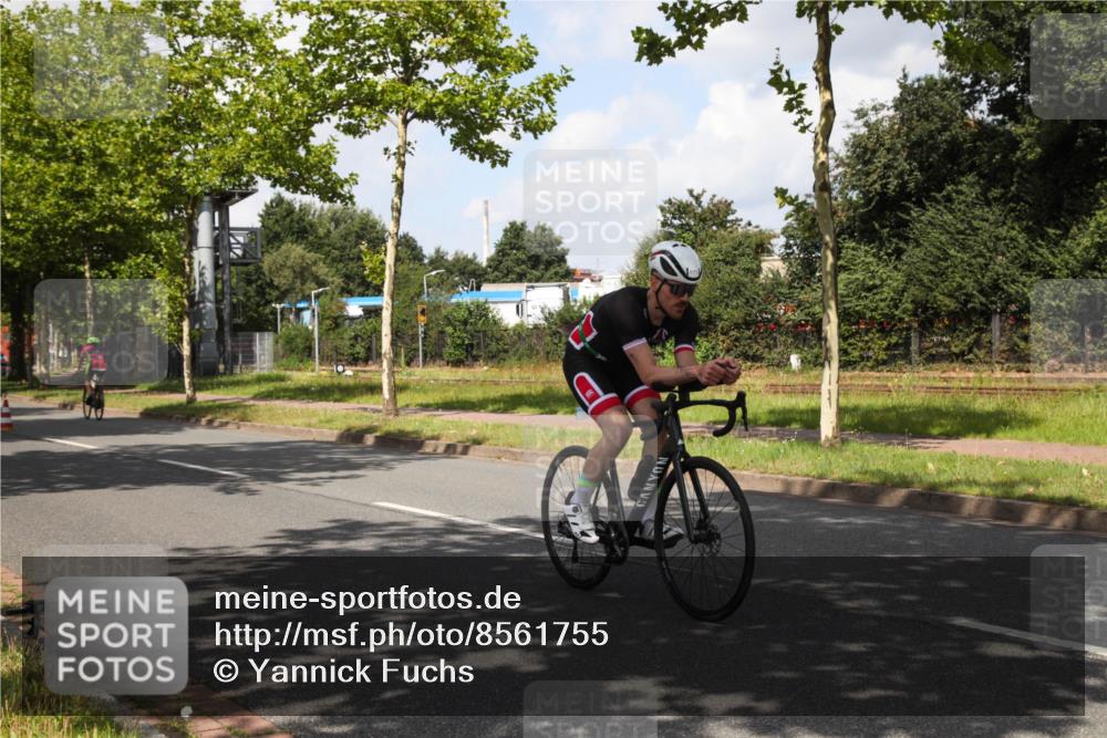 10.08.2025 - GEWOBA Citytriathlon Bremen Yannick Fuchs http://msf.ph/oto/8561755 10.08.2025 12:20:44 Radfahren 563, 734, 772, 795, 829, 899, 900, 940, 1001 meine-sportfotos.de