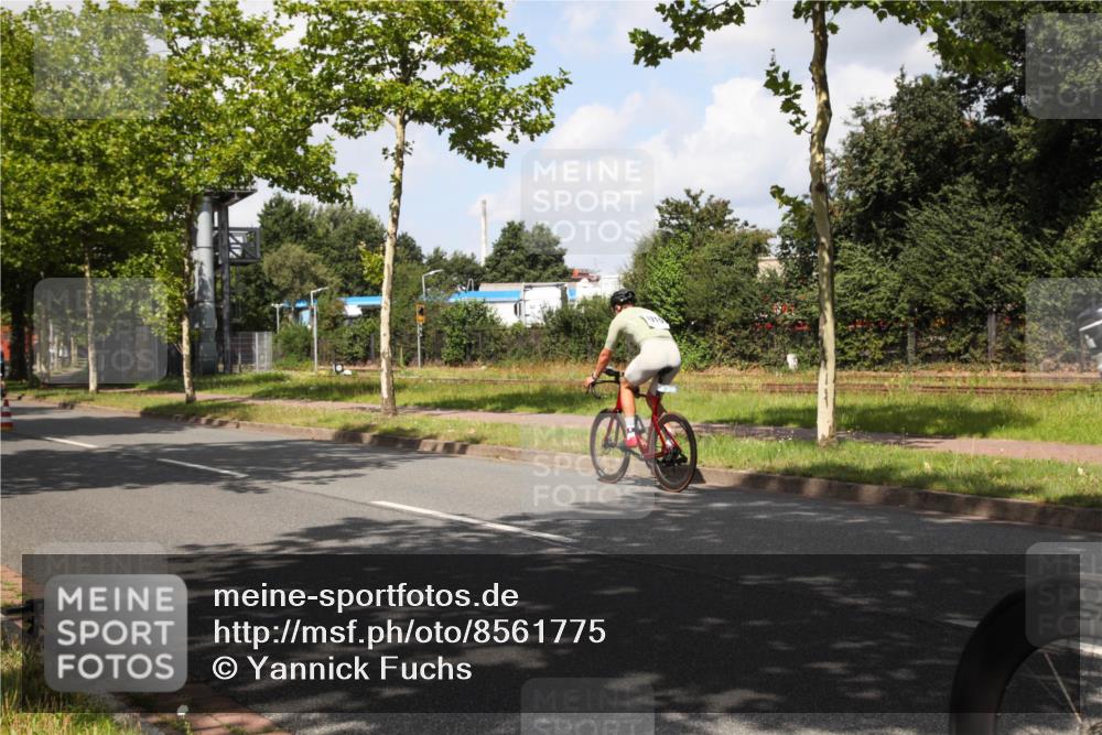 10.08.2025 - GEWOBA Citytriathlon Bremen Yannick Fuchs http://msf.ph/oto/8561775 10.08.2025 12:20:58 Radfahren 558, 581, 662, 701, 758, 772, 795, 869, 899, 940, 969, 1001 meine-sportfotos.de