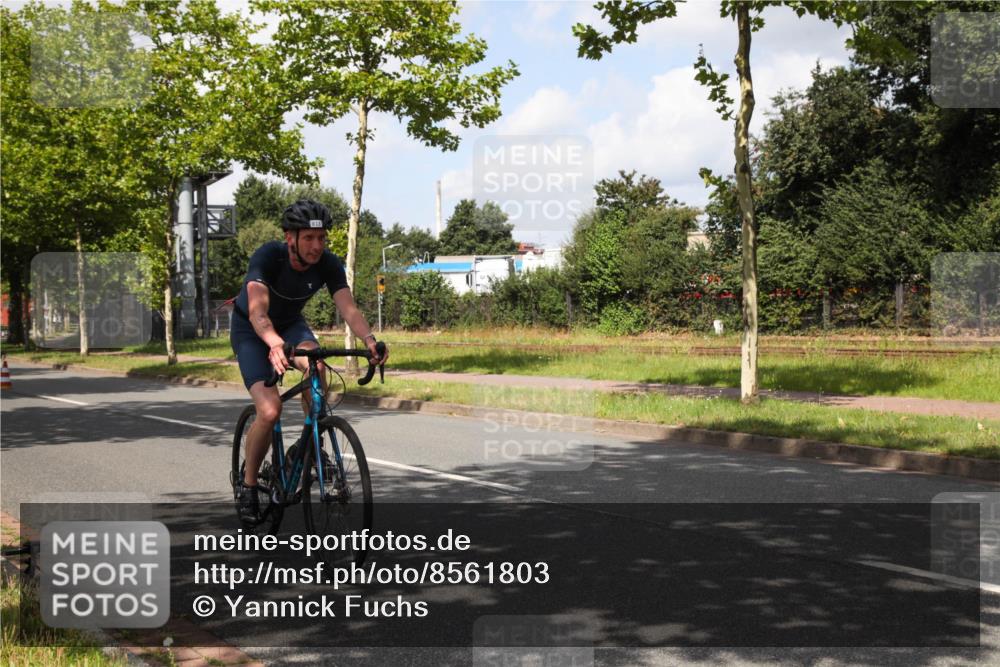 10.08.2025 - GEWOBA Citytriathlon Bremen Yannick Fuchs http://msf.ph/oto/8561803 10.08.2025 12:21:13 Radfahren 555, 558, 581, 618, 662, 701, 758, 761, 785, 813, 869, 913, 969, 975, 1002 meine-sportfotos.de