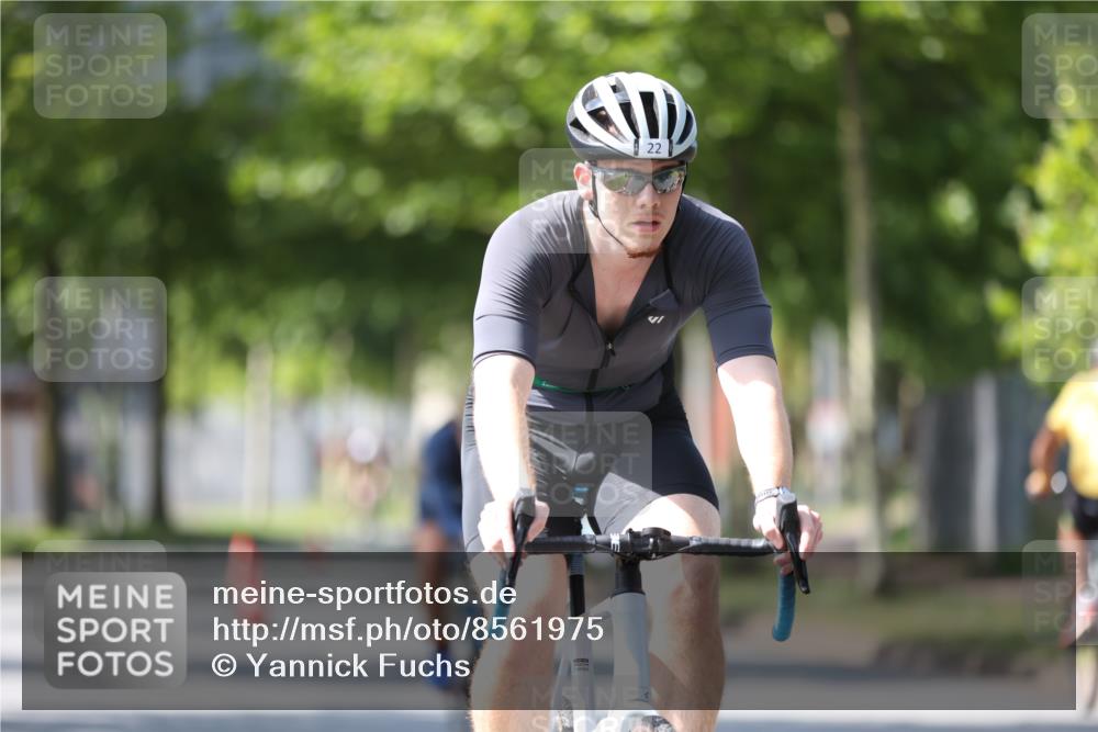 10.08.2025 - GEWOBA Citytriathlon Bremen Yannick Fuchs http://msf.ph/oto/8561975 10.08.2025 14:25:06 Radfahren 22, 49, 85, 166, 202, 235, 267, 269, 270, 346, 462 meine-sportfotos.de