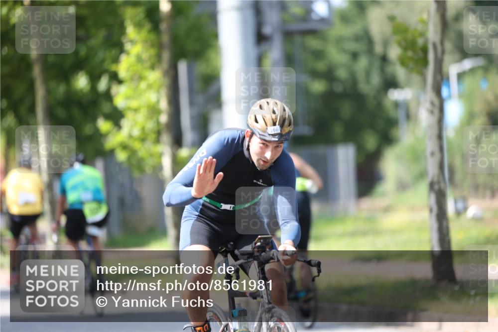 10.08.2025 - GEWOBA Citytriathlon Bremen Yannick Fuchs http://msf.ph/oto/8561981 10.08.2025 14:25:07 Radfahren 22, 49, 85, 166, 202, 235, 267, 269, 270, 346, 462 meine-sportfotos.de