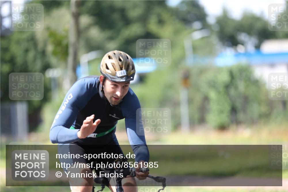 10.08.2025 - GEWOBA Citytriathlon Bremen Yannick Fuchs http://msf.ph/oto/8561985 10.08.2025 14:25:08 Radfahren 22, 49, 85, 166, 202, 235, 267, 269, 270, 326, 346, 462 meine-sportfotos.de