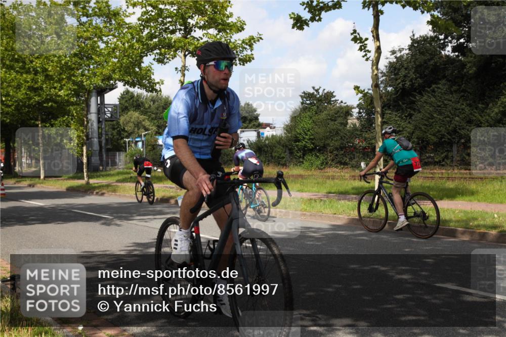 10.08.2025 - GEWOBA Citytriathlon Bremen Yannick Fuchs http://msf.ph/oto/8561997 10.08.2025 12:23:24 Radfahren 589, 606, 638, 696, 740, 754, 802, 921, 934, 945, 953 meine-sportfotos.de