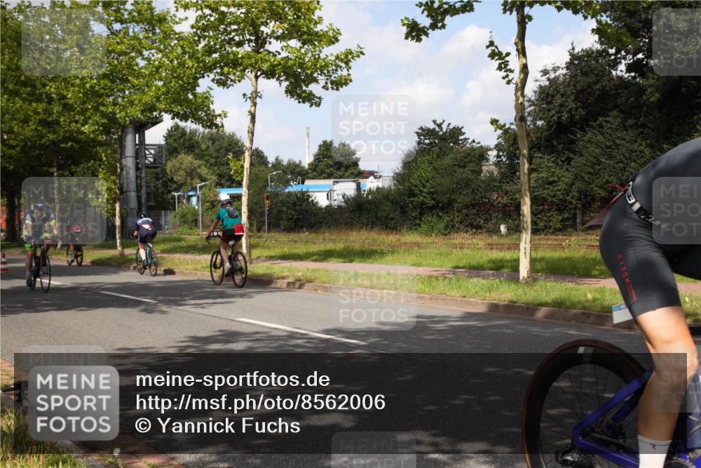 10.08.2025 - GEWOBA Citytriathlon Bremen Yannick Fuchs http://msf.ph/oto/8562006 10.08.2025 12:23:26 Radfahren 589, 606, 638, 696, 740, 754, 802, 921, 934, 945, 953 meine-sportfotos.de