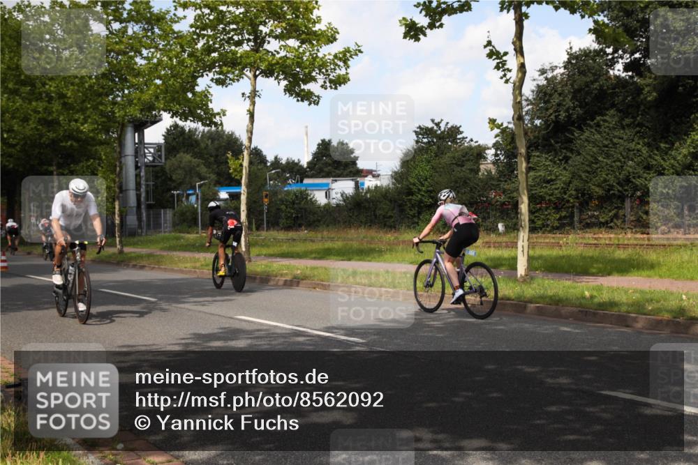 10.08.2025 - GEWOBA Citytriathlon Bremen Yannick Fuchs http://msf.ph/oto/8562092 10.08.2025 12:24:02 Radfahren 559, 614, 706, 721, 815, 879, 1028 meine-sportfotos.de