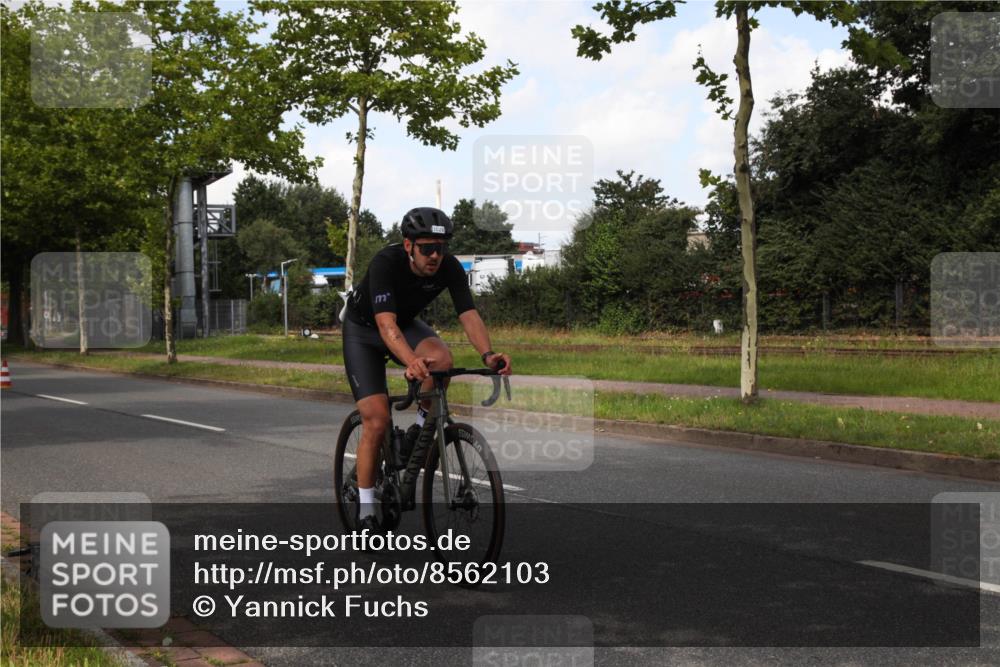 10.08.2025 - GEWOBA Citytriathlon Bremen Yannick Fuchs http://msf.ph/oto/8562103 10.08.2025 12:24:10 Radfahren 557, 614, 650, 706, 723, 815, 879, 944, 1028 meine-sportfotos.de