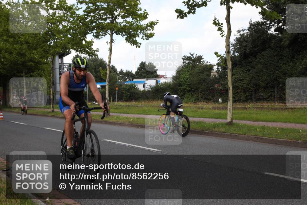 10.08.2025 - GEWOBA Citytriathlon Bremen Yannick Fuchs http://msf.ph/oto/8562256 10.08.2025 12:26:13 Radfahren 608, 611, 661, 730, 786, 808, 842, 865, 871, 911, 1014 meine-sportfotos.de