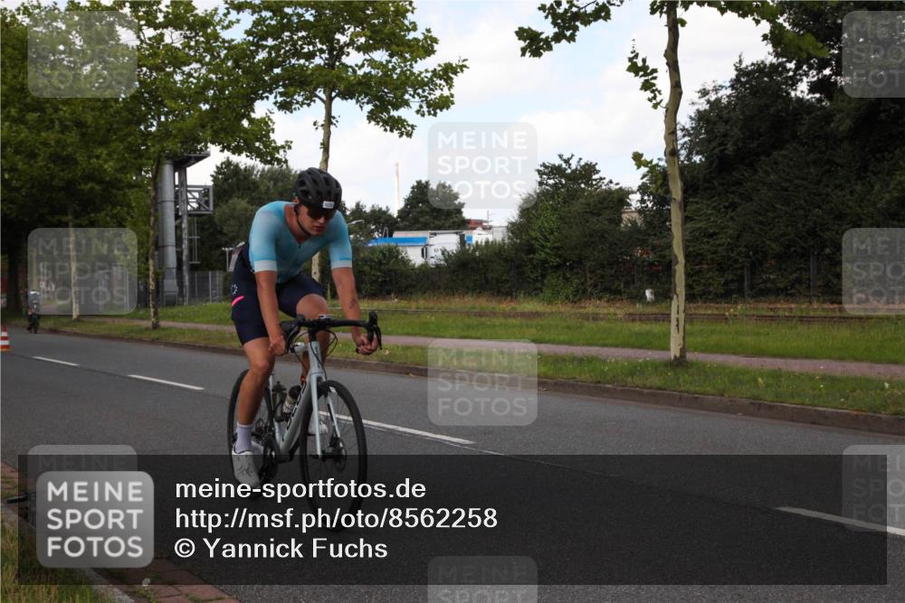 10.08.2025 - GEWOBA Citytriathlon Bremen Yannick Fuchs http://msf.ph/oto/8562258 10.08.2025 12:26:16 Radfahren 608, 611, 628, 661, 731, 786, 808, 842, 865, 871, 911 meine-sportfotos.de