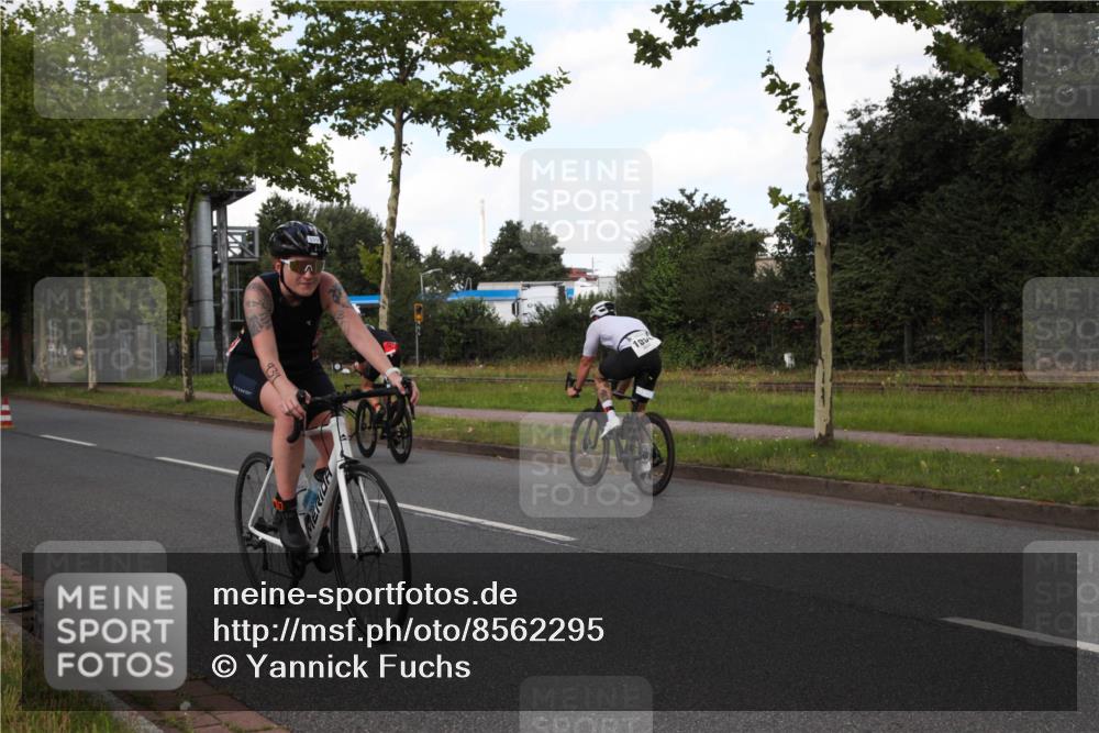 10.08.2025 - GEWOBA Citytriathlon Bremen Yannick Fuchs http://msf.ph/oto/8562295 10.08.2025 12:26:45 Radfahren 574, 644, 668, 703, 710, 837, 846, 889, 903, 928, 930, 939, 946, 948, 972 meine-sportfotos.de
