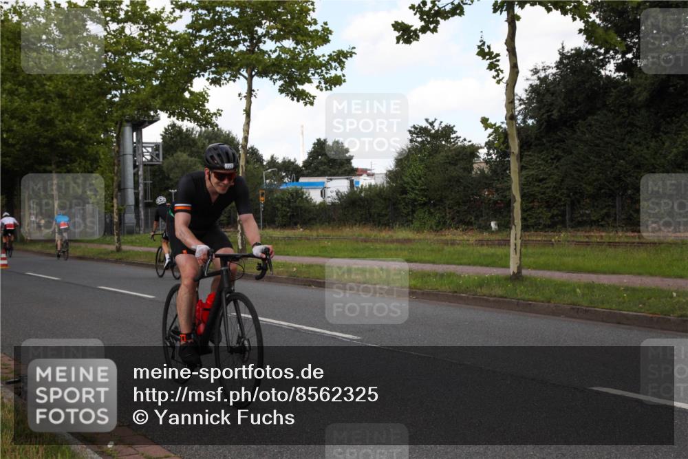 10.08.2025 - GEWOBA Citytriathlon Bremen Yannick Fuchs http://msf.ph/oto/8562325 10.08.2025 12:27:03 Radfahren 607, 703, 727, 889, 918, 928, 948, 1003 meine-sportfotos.de