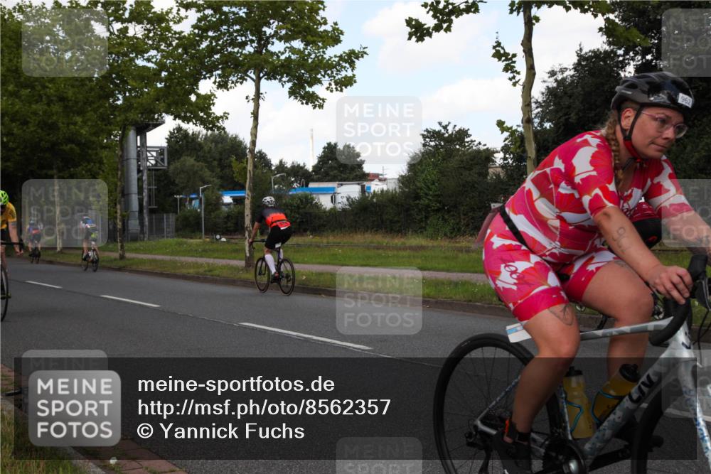 10.08.2025 - GEWOBA Citytriathlon Bremen Yannick Fuchs http://msf.ph/oto/8562357 10.08.2025 12:27:24 Radfahren 568, 586, 633, 792, 835, 918, 929, 962, 1038 meine-sportfotos.de