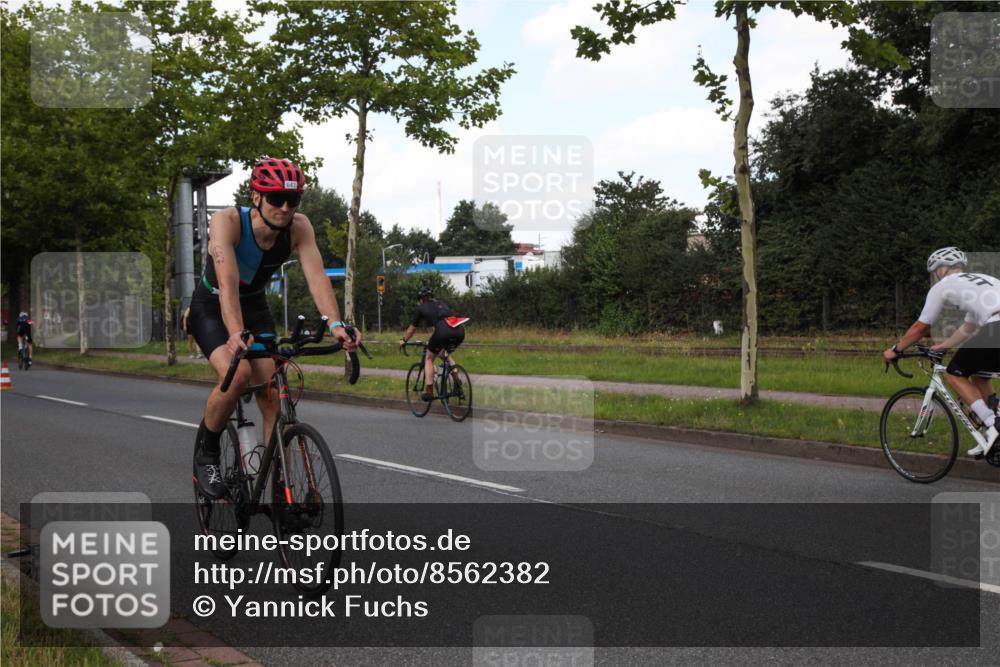 10.08.2025 - GEWOBA Citytriathlon Bremen Yannick Fuchs http://msf.ph/oto/8562382 10.08.2025 12:27:39 Radfahren 568, 647, 819, 835, 929, 963, 1038 meine-sportfotos.de