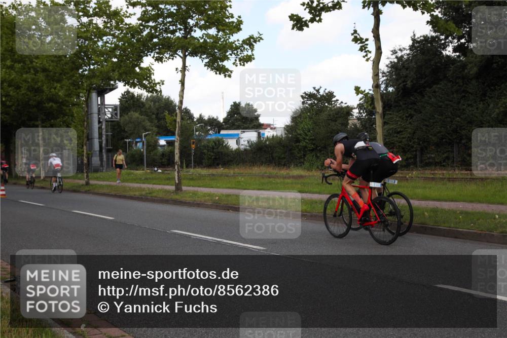 10.08.2025 - GEWOBA Citytriathlon Bremen Yannick Fuchs http://msf.ph/oto/8562386 10.08.2025 12:27:41 Radfahren 568, 647, 669, 819, 835, 929, 963, 1038 meine-sportfotos.de