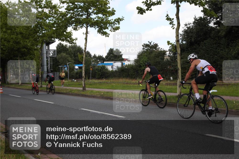 10.08.2025 - GEWOBA Citytriathlon Bremen Yannick Fuchs http://msf.ph/oto/8562389 10.08.2025 12:27:43 Radfahren 568, 647, 669, 800, 819, 929, 963, 1038 meine-sportfotos.de